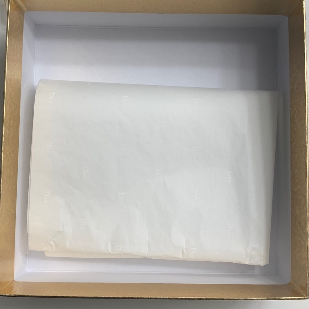 DIOR Box with Ribbon and Tissue Paper - Picture 6 of 6